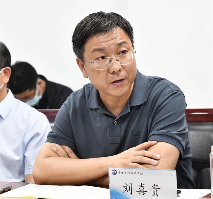 我校召开全校中层干部例会